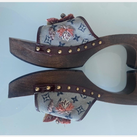 LOUIS VUITTON Gray Monogram Canvas w Rhinestone & Raffia Clog Mules, Size 39.5 - Picture 3 of 10
